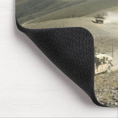 ヒュームは険しい山道を横断する マウスパッド (コーナー)