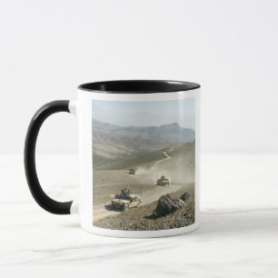 ヒュームは険しい山道を横断する マグカップ