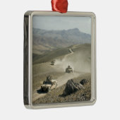 ヒュームは険しい山道を横断する メタルオーナメント (右)