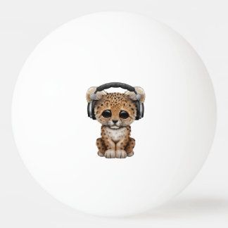 ヒョウのカブスかわいいDjの身に着けているヘッドホーン 卓球ボール