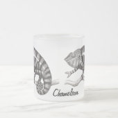 ヒョウのカメレオンのカスタマイズ可能なマグ フロストグラスマグカップ (中央)