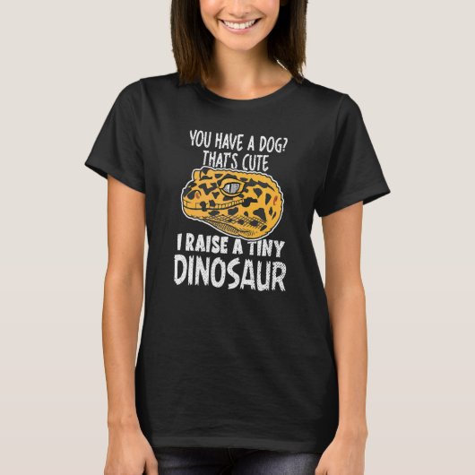ヒョウのケコ飼い主Iは小さな恐竜のペットを育てる Tシャツ (正面)