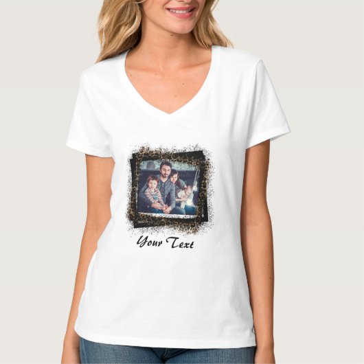ヒョウのフレーム入り家族写真のオリジナルデザイン Tシャツ (正面)
