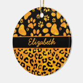 ヒョウのプリントおよびパーソナライズな足のオレンジ黄色 セラミックオーナメント (左)