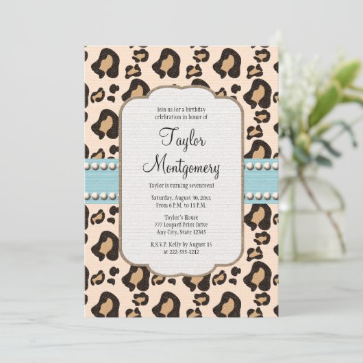 ヒョウのプリントおよび真珠の誕生日の招待状の青 招待状 (スタンド正面)