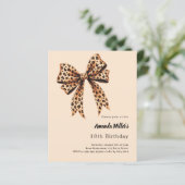ヒョウのプリントボウ茶色のベージュ誕生日の招待 (スタンド正面)