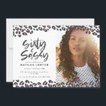 ヒョウのプリント60歳と青白い60歳の誕生日の写真<br><div class="desc">Leopard print 60歳と60歳の誕生日の写真の招待状。トレンドおもしろい収集の一部。</div>