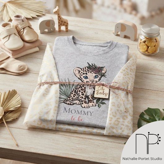 ヒョウの子育てママ ベビーシャワー Tシャツ