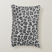 ヒョウの灰色および薄い灰色のプリント アクセントクッション (裏面(縦))