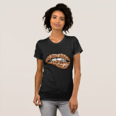 ヒョウの茶色の斑点チーター柄の唇Tシャツ Tシャツ (正面フル)