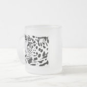 ヒョウの黒と白の目 フロストグラスマグカップ (正面左)