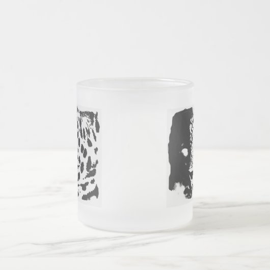 ヒョウの黒と白の目 フロストグラスマグカップ (中央)