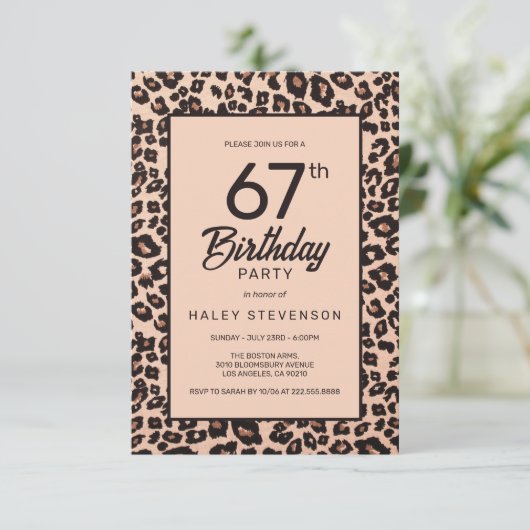 ヒョウスタイリッシュアニマルプリントトレンディー67番目誕生日 招待状 (スタンド正面)