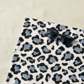 ヒョウ印刷イニシャルタイポグラフィ青モダン ビーチタオル (インサイチュ)