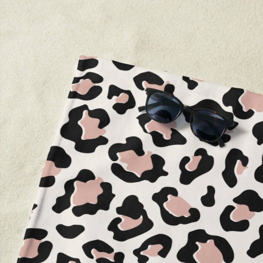 ヒョウ印刷イニシャルタイポグラフィ青モダン ビーチタオル (インサイチュ)