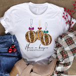 ヒョウ印刷バウブルオーナメントブジェクリスマス Tシャツ<br><div class="desc">ヒョウ柄のボーブルクリスマスオーナメントとレタ付きクリスマスシャツ「ブージェクリスマスを持って」を着た。</div>