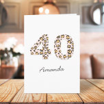 ヒョウ印刷40 |モダンかわいい名前40th Birthday カード<br><div class="desc">シンプルトレンディースタイリッシュレオパード印刷年齢40グリーティングカード茶色と黒のアニマルプリントでピンクの背景に淡い色の表示。愛する人の特別モダンな日にパーソナライズされたは40歳のバースデーカーユニークドで簡単に名前と内部メッセージを書くことができる！このデザインは他の重要な誕生日にも利用できる。</div>