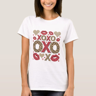 ヒョウ柄とラメのXOXOパターン Tシャツ