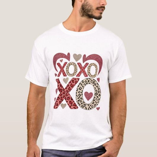 ヒョウ柄とラメ入りXOXOパターン Tシャツ (正面)