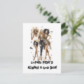 ヒョウ柄と黒のドレスでパーティを楽しむおしゃれな女の友達たち ポストカード (スタンド正面)