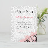 ヒョウ柄のウェディングシャワー ピンクの蝶結び 招待状 (スタンド正面)