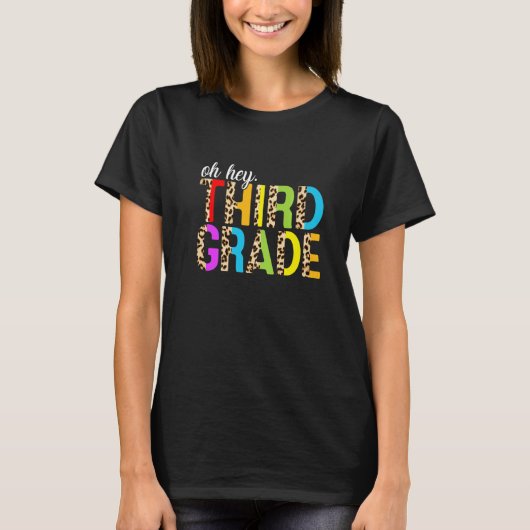 ヒョウ柄のサードグレードの教室へ戻ろうステートメント 新しい学年の始まり Tシャツ (正面)