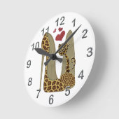 ヒョウ柄のスティレット靴と可愛い猫ハート ラウンド壁時計 (傾斜)