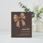ヒョウ柄のリボン付ビストルブラウンの誕生日招待状 (スタンド正面)