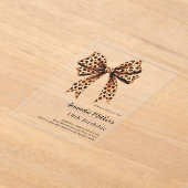 ヒョウ柄の弓の茶色の誕生日澄ん アクリル招待状 (レイダウン)