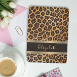 ヒョウ柄の茶色と金ゴールドストライプのエレガント名前 iPad MINIカバー<br><div class="desc">Leopardパタ保護ーンと金ゴールド名のiPad Air カバーとスタイルのテクストライプテックエレガント!このシックで洗練されたカバーでiPadの空気を高める。豪華な茶色のブロンズのヒョウの皮のパターンと華やかな金ゴールド箔と茶色のストライプを特徴としパーソナライズされたて、このカバーは金ゴールドのスクリプトのタイポグラフィであなたの名前と共にエレガントすることができます。デバイスにエレガンスとtouchを追加するのに最適！家族、先生、友人、同僚、または自分自身のためのアップグレードのための理想的なスタイリッシュギフト。このiPadエアカバーは機能性とファッショナブルしゃれているな機能を兼ね備え、目立ちたい人には必携のアクセサリーとなっている。今すぐ自分の好きなよう運にカスタマイズして、自信とスタイルでiPad!</div>