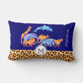 ヒョウ柄の野生動物のモノグラム入り ランバークッション (裏面)