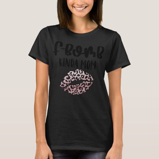 ヒョウ柄のFワード好きな母 おもしろい タトゥー入りの毒舌ママ Tシャツ (正面)