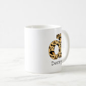 ヒョウ柄イニシャル小文字のdと名前 コーヒーマグカップ (正面右)