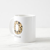 ヒョウ柄イニシャル o 小文字と名前 コーヒーマグカップ (正面左)