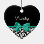 ヒョウ柄エメラルドグリーンリボンボウシック名 セラミックオーナメント (裏面)