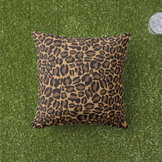 ヒョウ柄クラシックジャングル アウトドアクッション (芝生)