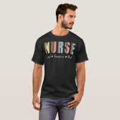 ヒョウ柄ナースの生活 看護学生 愛 インスピレーション アン Tシャツ (正面フル)