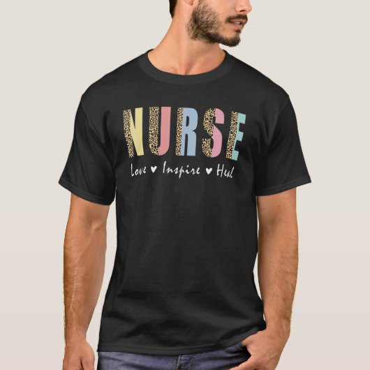 ヒョウ柄ナースライフ看護学生愛インスピレーションあり Tシャツ (正面)