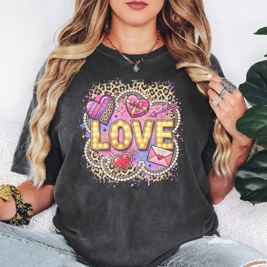 ヒョウ柄ハートの華やかLOVE看板 Tシャツ