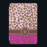 ヒョウ柄ピンクの茶色のモノグラムのipadカバー iPad miniカバー<br><div class="desc">明るいユニークピンクと対照的な茶色の色合いのヒョウ柄のプリントスタイルモノグラムケース。女の子やおしゃれな女10代の性のための完璧な贈り物。このアイテムを好みのイニシャルでカスタマイズする。次の例読: R.このオリジナルケースはSarah Trettによって設計されている。</div>