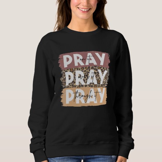 ヒョウ柄プリント Pray on it Pray over it Pray through it スウェットシャツ (正面)