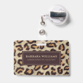 ヒョウ模様の茶色い斑点フェイクファーテクスチャ バッジ (裏面（伸縮クリップ）)