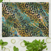 ヒョウ葉の背景にヤシの花。 キッチンタオル (折り畳み)