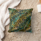 ヒョウ葉の背景にヤシの花。 クッション (ブランケット)