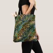 ヒョウ葉の背景にヤシの花。 トートバッグ (クローズアップ)