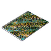 ヒョウ葉の背景にヤシの花。 ノートブック (左側)