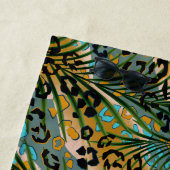 ヒョウ葉の背景にヤシの花。 ビーチタオル (インサイチュ)