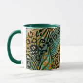 ヒョウ葉の背景にヤシの花。 マグカップ (左)