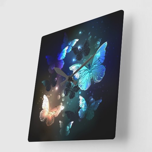 ヒラヒラするナイトバタフライ スクエア壁時計 (傾斜)