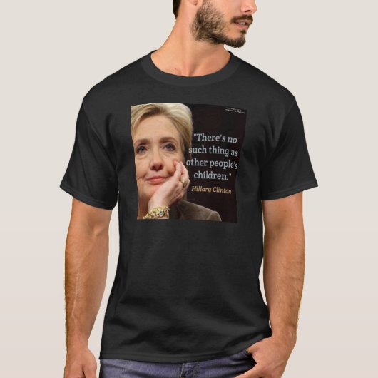 ヒラリー・クリントンと子供の引用 Tシャツ (正面)